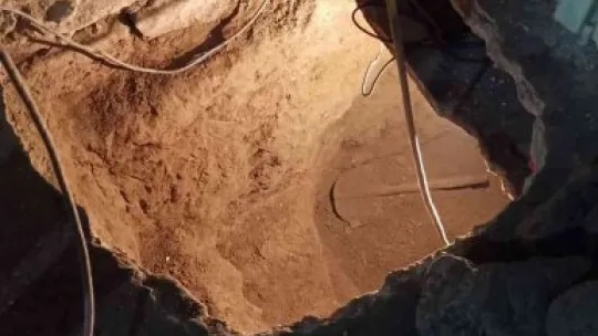 Polisten kaçmak için evine kazdığı tünelde yakalandı