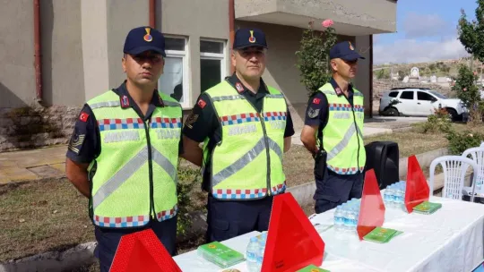 Protokol, çiftçilerin traktörlerine reflektör taktı