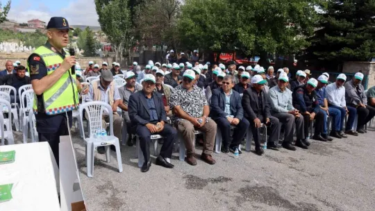 Protokol, çiftçilerin traktörlerine reflektör taktı