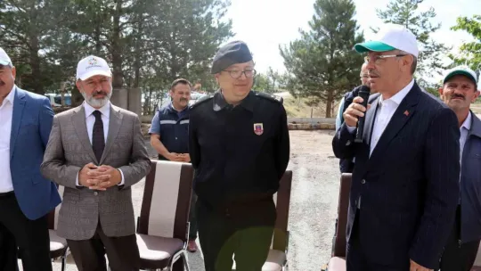 Protokol, çiftçilerin traktörlerine reflektör taktı