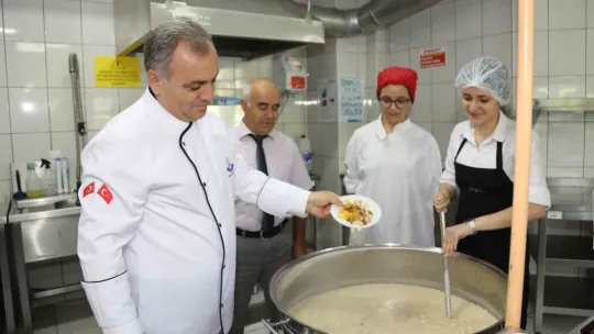 Rektör Altun Aşure Pişirdi