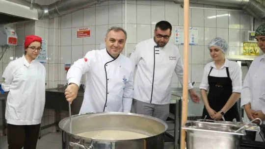 Rektör Altun Aşure Pişirdi