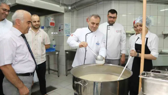Rektör Altun Aşure Pişirdi