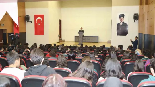Rektör Altun, mezun olduğu lisenin öğrencileri ile buluştu