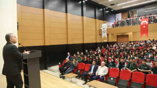 Rektör Altun, mezun olduğu lisenin öğrencileri ile buluştu