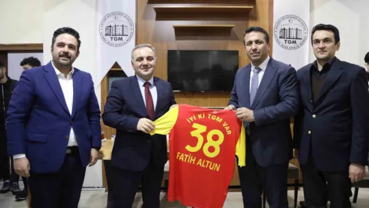 Rektör Prof. Dr. Altun, Talas Gençlik Merkezi'nde Öğrenciler ile Buluştu
