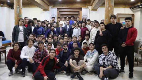 Rektör Prof. Dr. Altun, Talas Gençlik Merkezi'nde Öğrenciler ile Buluştu