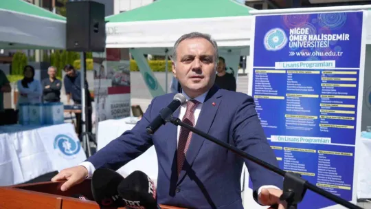 Rektör Prof. Dr. Fatih Altun, Niğde Üniversite Tanıtım Fuarı'nda öğrencilerle iç içe