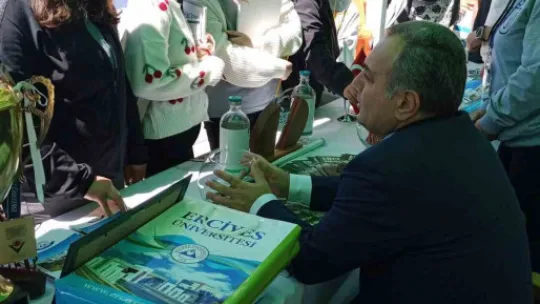 Rektör Prof. Dr. Fatih Altun, Niğde Üniversite Tanıtım Fuarı'nda öğrencilerle iç içe