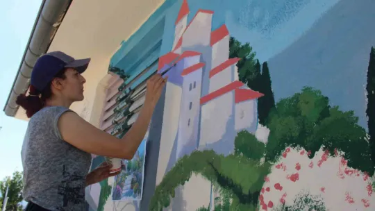 Ressam baba ve kızı duvarları tabloya dönüştürüyor