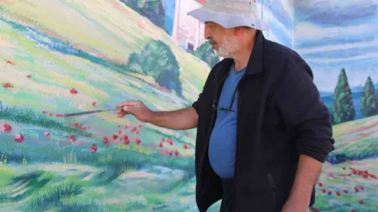 Ressam baba ve kızı duvarları tabloya dönüştürüyor