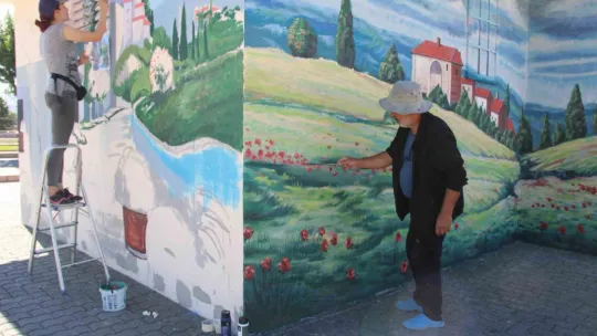 Ressam baba ve kızı duvarları tabloya dönüştürüyor
