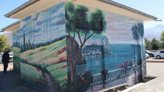 Ressam baba ve kızı duvarları tabloya dönüştürüyor