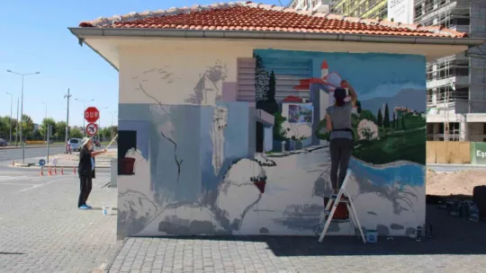 Ressam baba ve kızı duvarları tabloya dönüştürüyor