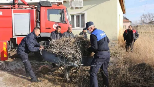Rüzgar nedeniyle yıkılan leylek yuvası onarıldı
