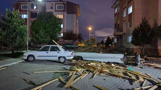 Rüzgarda uçan çatı kağıt gibi katlandı: 1 yaralı