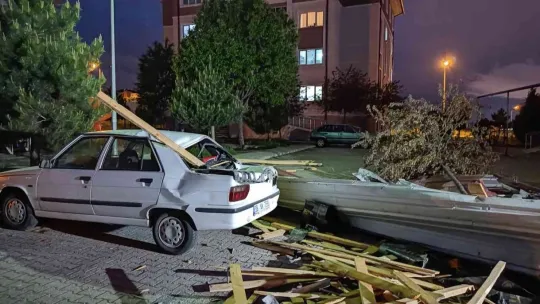 Rüzgarda uçan çatı kağıt gibi katlandı: 1 yaralı