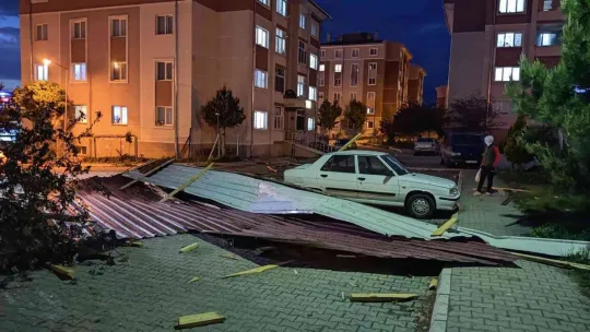 Rüzgarda uçan çatı kağıt gibi katlandı: 1 yaralı