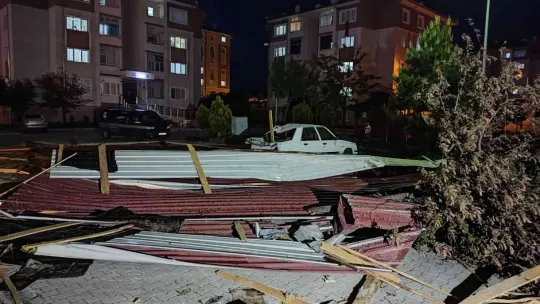 Rüzgarda uçan çatı kağıt gibi katlandı: 1 yaralı