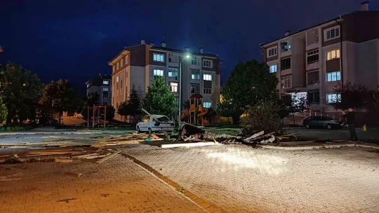 Rüzgarda uçan çatı kağıt gibi katlandı: 1 yaralı