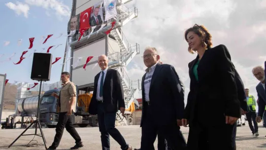 Saatte 240 ton üretim yapan dev asfalt plenti faaliyet egeçti