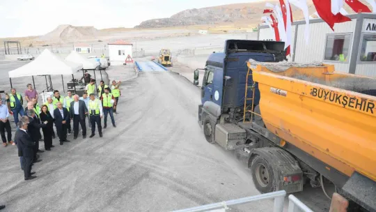 Saatte 240 ton üretim yapan dev asfalt plenti faaliyet egeçti