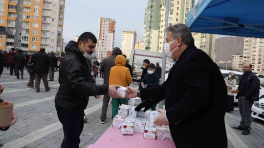 Sabah namazında kandil simidi Başkan Palancıoğlu'ndan