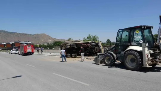 Şaftı kopan kamyonet duvara çarpıp yan yattı: 1 yaralı