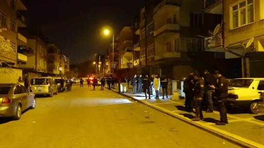 Sağlık ekibine yardım için giden polisleri bıçakladı: 1'i bekçi 3'ü polis 4 yaralı