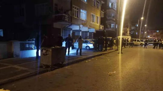 Sağlık ekibine yardım için giden polisleri bıçakladı: 1'i bekçi 3'ü polis 4 yaralı