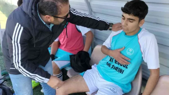 Sahada rahatsızlanan futbolcu ölümden döndü
