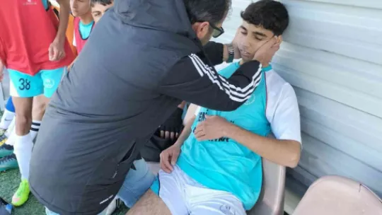 Sahada rahatsızlanan futbolcu ölümden döndü