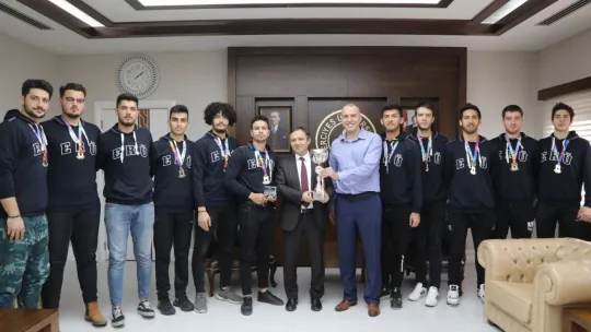 Şampiyon Basketbol Erkek Takımı Sporcularından Rektör Çalış'a ziyaret