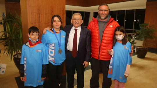 Şampiyonlardan Başkan Büyükkılıç'a ziyaret