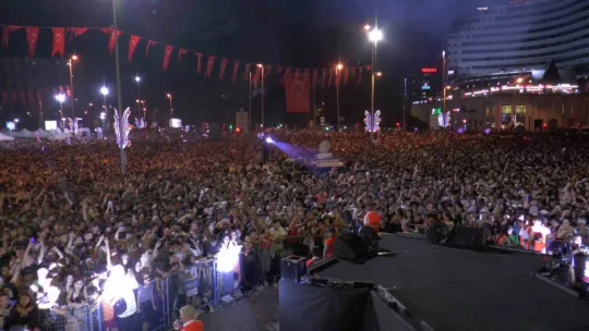 Meydanda hareketli saatler