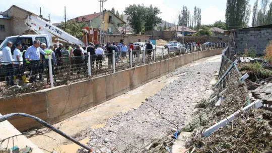 Sel bölgesinde çalışmalar aralıksız sürüyor