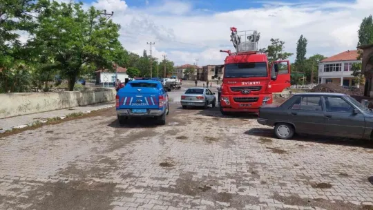 Selde araçları çamura saplanan 5 kişi kurtarıldı