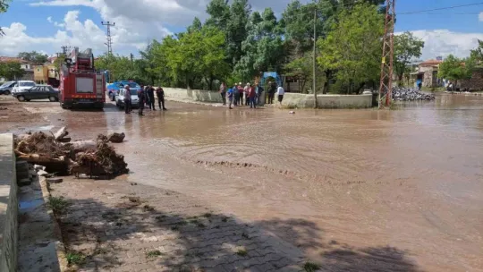 Selde araçları çamura saplanan 5 kişi kurtarıldı