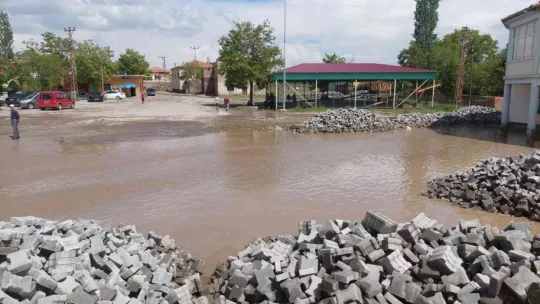 Selde araçları çamura saplanan 5 kişi kurtarıldı