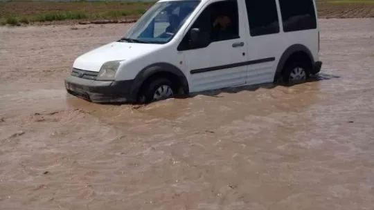 Selde araçları çamura saplanan 5 kişi kurtarıldı