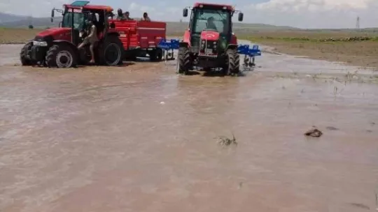 Selde araçları çamura saplanan 5 kişi kurtarıldı