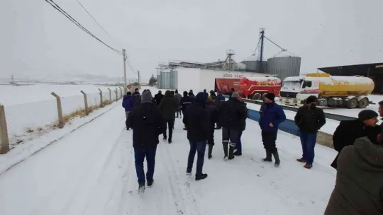 Sendikalaşmak isteyen işçiler iş bırakma eylemine gitti