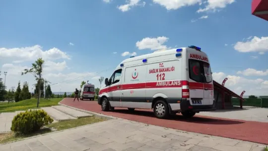 Serinlemek için havuza giren kardeşler, boğulmaktan son anda kurtarıldı