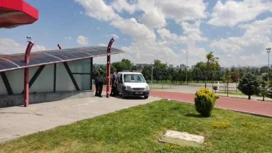 Serinlemek için havuza giren kardeşler, boğulmaktan son anda kurtarıldı
