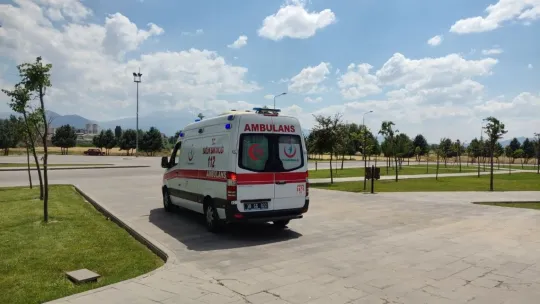 Serinlemek için havuza giren kardeşler, boğulmaktan son anda kurtarıldı