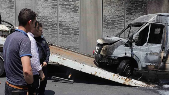 Seyir halindeki kamyonet cayır cayır yandı