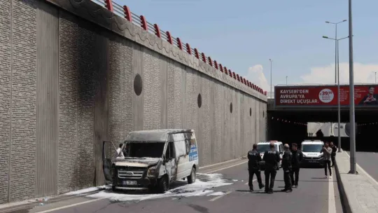 Seyir halindeki kamyonet cayır cayır yandı