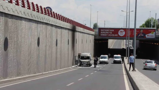 Seyir halindeki kamyonet cayır cayır yandı