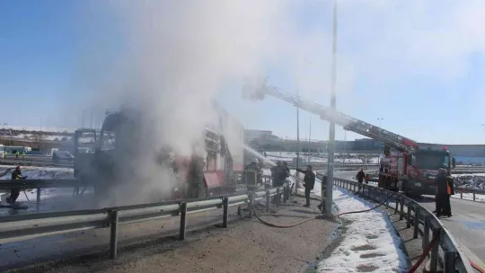 Seyir halindeki yatak yüklü tır yandı