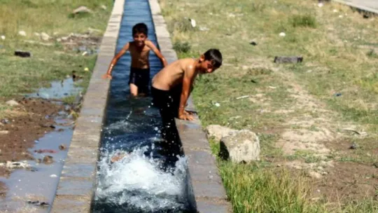 Sıcaktan bunalan çocuklar çareyi süs havuzunda buldu